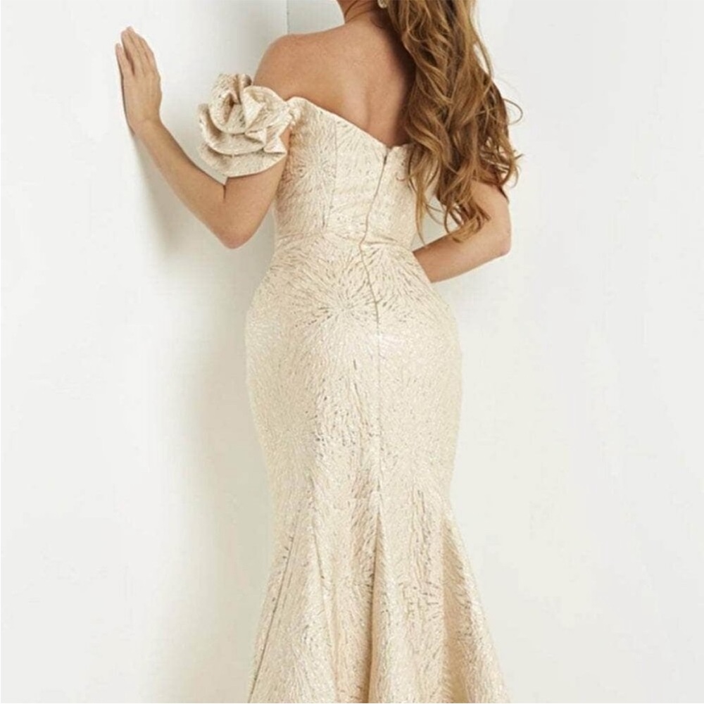 Elegant Cream Off-Shoulder Dress - Picture 5 of 7